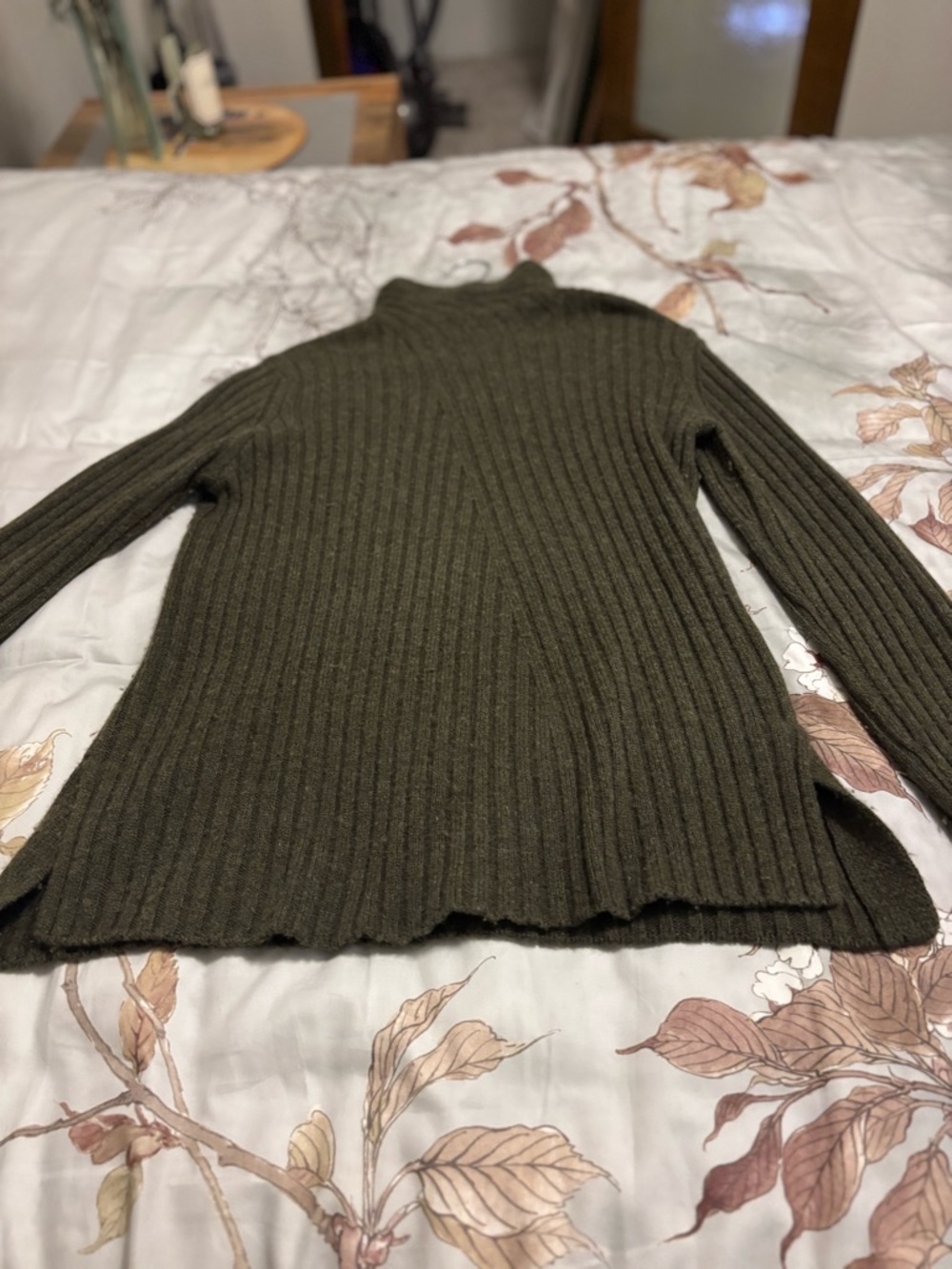 Vince wool cashmere blend sweater tunic. Size medium. Olive color. Flattering.